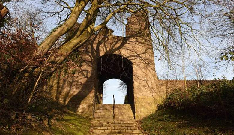 Хелън и Дъдли се разходиха в стар британски замък, но когато си разгледаха СНИМКИТЕ, тръпки ги побиха 