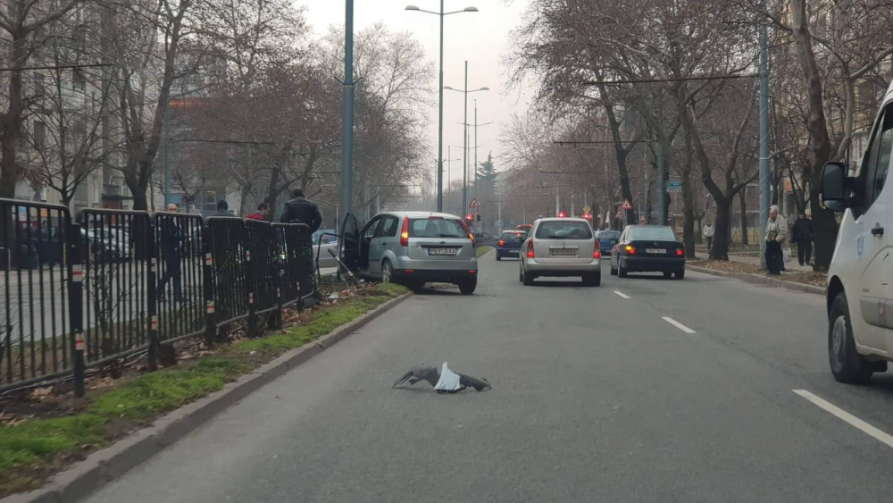 Пловдивски шофьор изтърва колата и направи големи бели в Кючука (СНИМКИ)