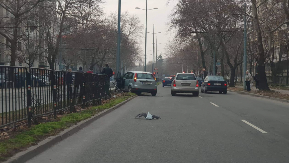 Пловдивски шофьор изтърва колата и направи големи бели в Кючука (СНИМКИ)