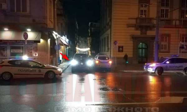 Ад в Бургас! Разсеяна шофьорка премаза с мощния си мерцедес полицай (СНИМКИ)
