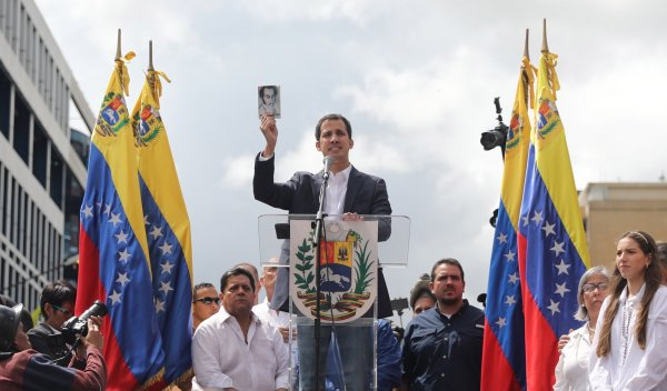 Съдът забрани на лидера на опозицията Гуайдо да напуска Венецуела