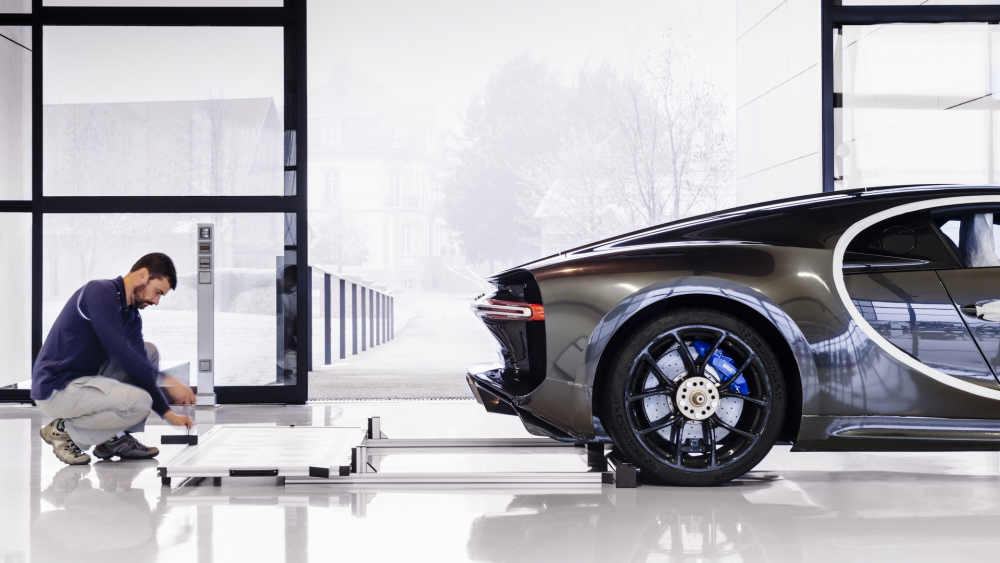 В уникален завод произвеждат ръчно Bugatti Chiron, без да стават от мястото си (СНИМКИ/ВИДЕО)
