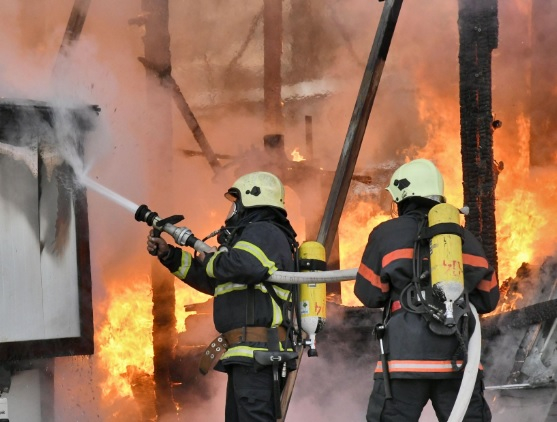 Огненият ад в София бушува в склад за дрехи втора ръка, пламъците са захапали и автосервиз