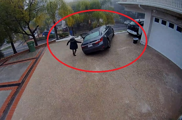 Зрелищно ВИДЕО: Блондинка паркира Lexus под наклон, говори по смартфон и изведнъж... 