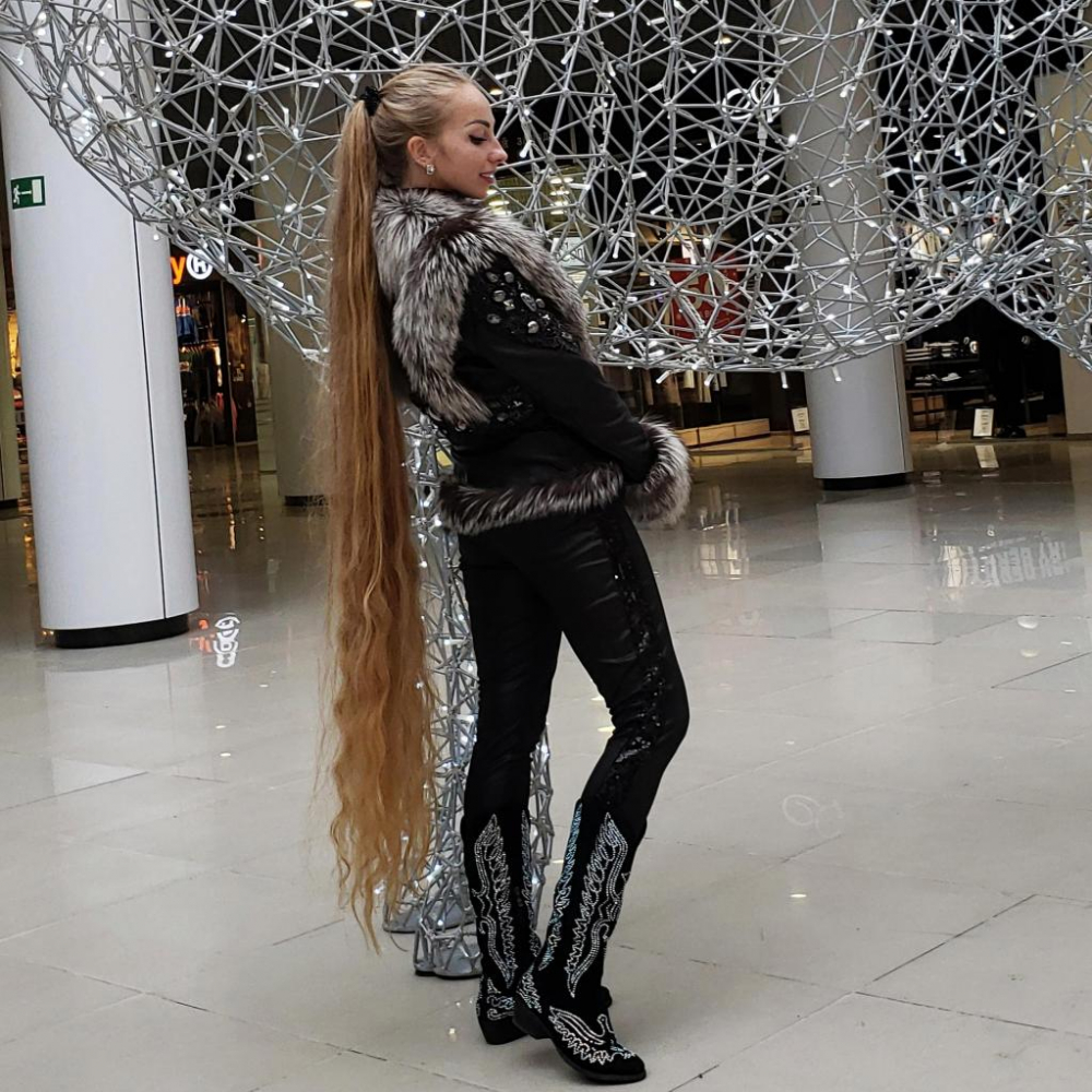 Тази ослепителна красавица от Украйна не е подстригвала косата си от 28 години (СНИМКИ)