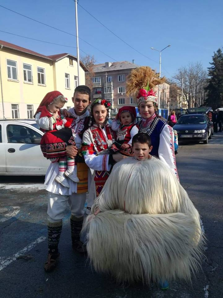 Благоевградско семейство прикова всички погледи на кукерския фестивал в Перник (СНИМКИ)