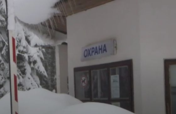 Как българи работят и оцеляват под 2 метра сняг и без ток (СНИМКИ)