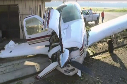 Самолет излетя сам, удари кола и падна върху ограда