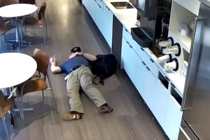 СМЕШНО ВИДЕО: Мъж инсценира падане в кафене, за да вземе обезщетение, но...