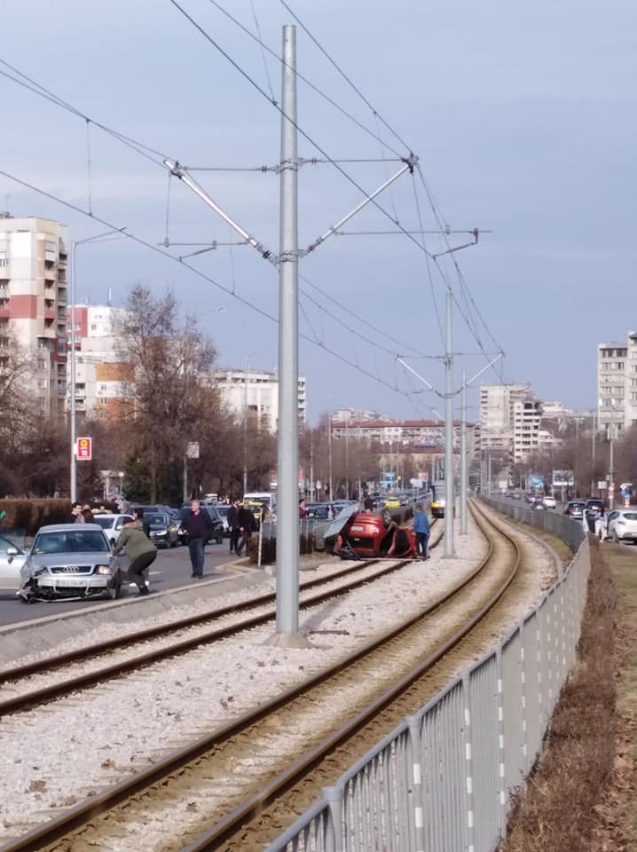 Ексклузивно и първо в БЛИЦ! Жестока катастрофа на столичен булевард (ПОТРЕСАВАЩИ СНИМКИ)