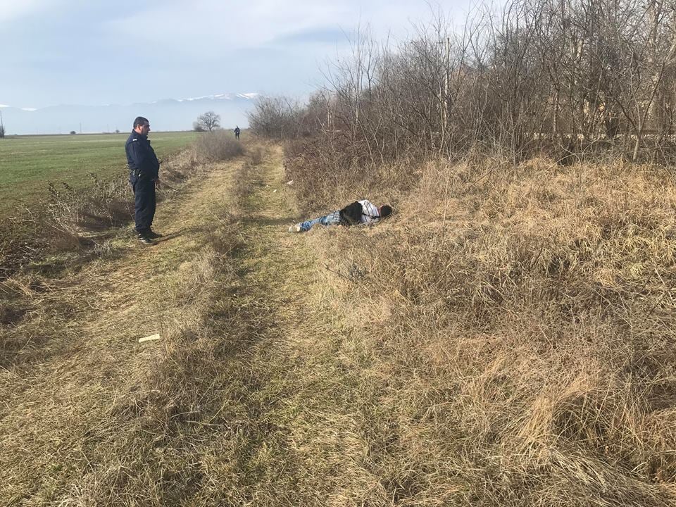 Циганско безчинство в Казанлък! Трима налетяха на дядо заради един телефон и... (СНИМКИ)