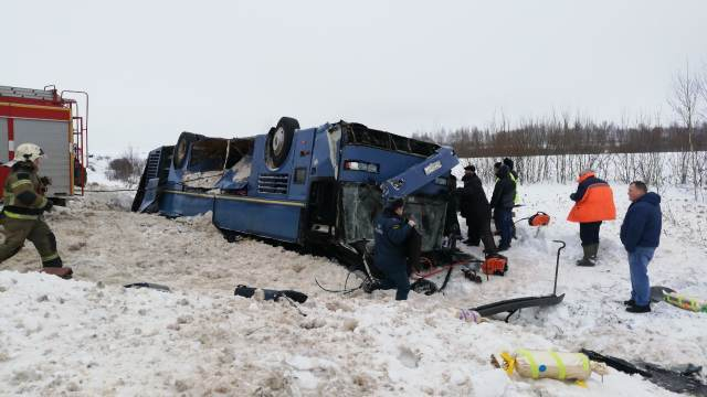 Огромна трагедия в Русия! Рейс, пълен с дечица, се обърна край пътя, спасители вадят трупове (СНИМКИ/ВИДЕО)