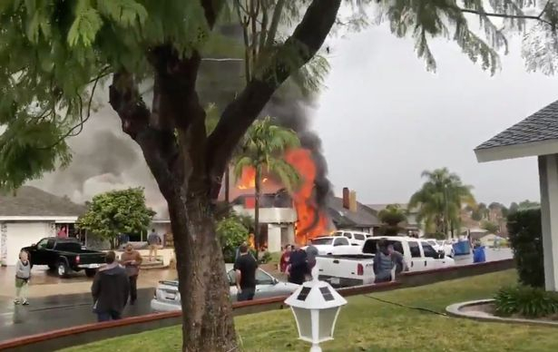 Извънредно: Самолет рухна върху жилищен район в Калифорния (СНИМКИ/ВИДЕО)