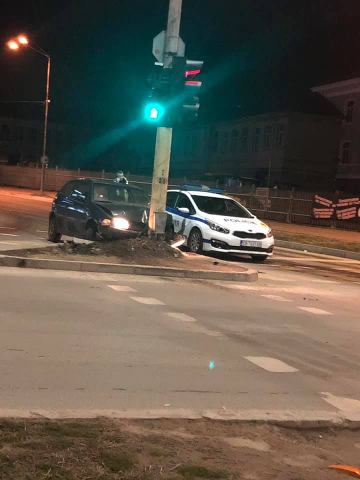 Тежка катастрофа: Кола се заби челно в светофар във Варна (СНИМКИ)
