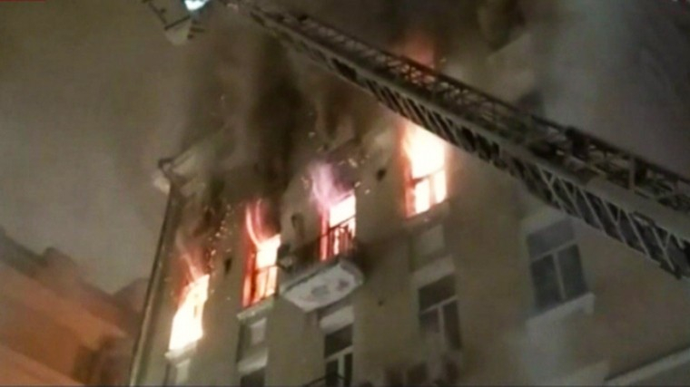 Увеличиха се загиналите при пожара в центъра на Москва