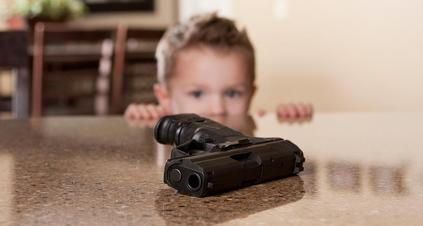 Ужас в САЩ: 4-годишно дете намери зареден пистолет, насочи го към бременната си майка и ... 