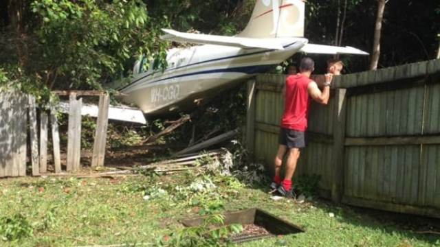 Малък самолет се разби в жилищен район в Австралия