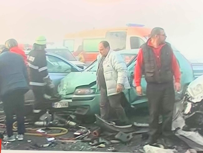 Загиналият мъж на магистрала „Струма“ опитал да спре колите от адското меле, но камион го премазал (ВИДЕО)