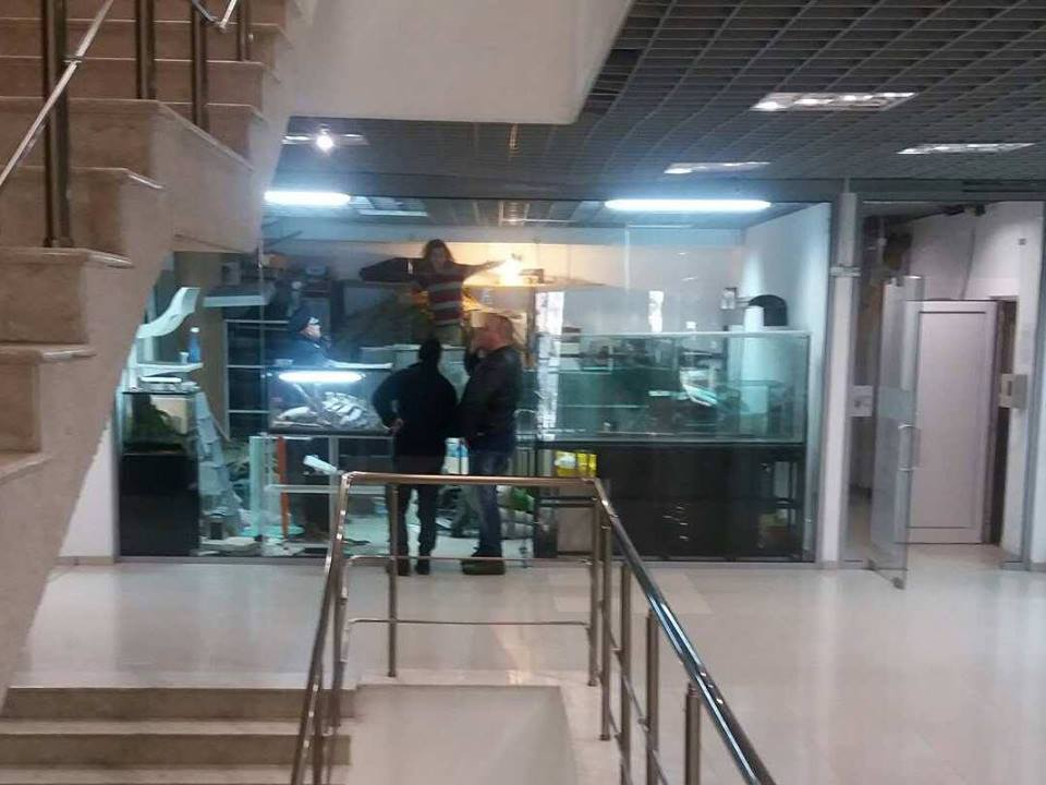 Пълен шаш: Паника в голям търговски център в Пловдив заради избягал питон (СНИМКА)
