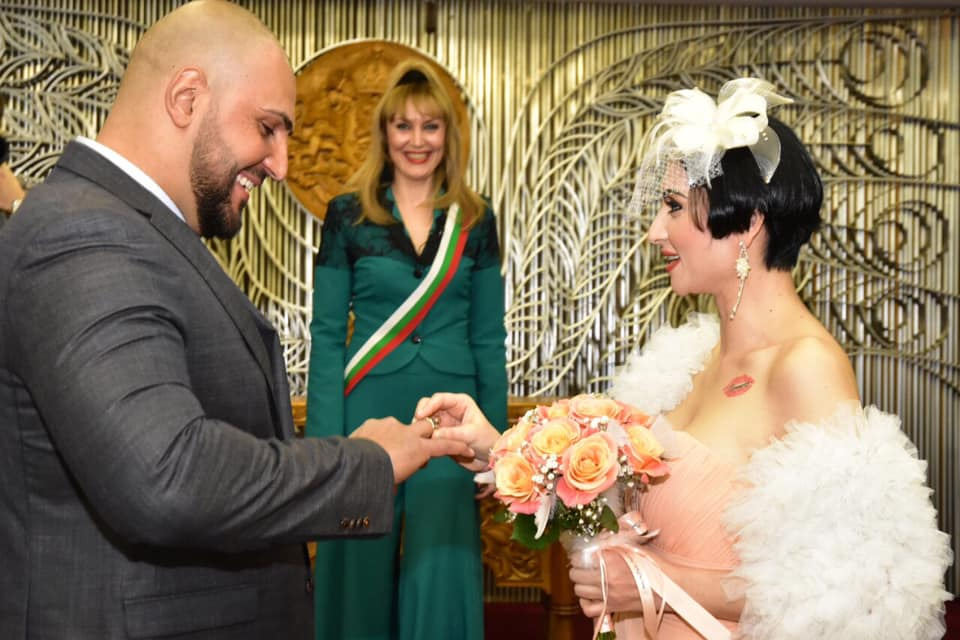 СНИМКИ ОТ СВАТБАТА: Софи Маринова избрала костюма на младоженеца Гринго 