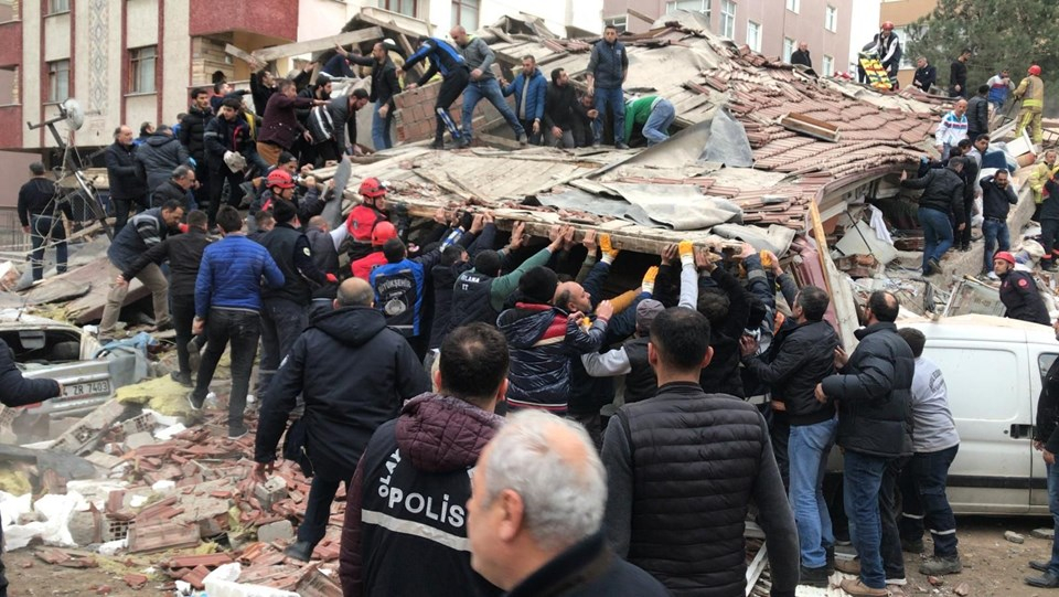 Трагедията в Истанбул е огромна! Има жертва при взрива, десетки тела може да са под развалините (СНИМКИ/ВИДЕО)
