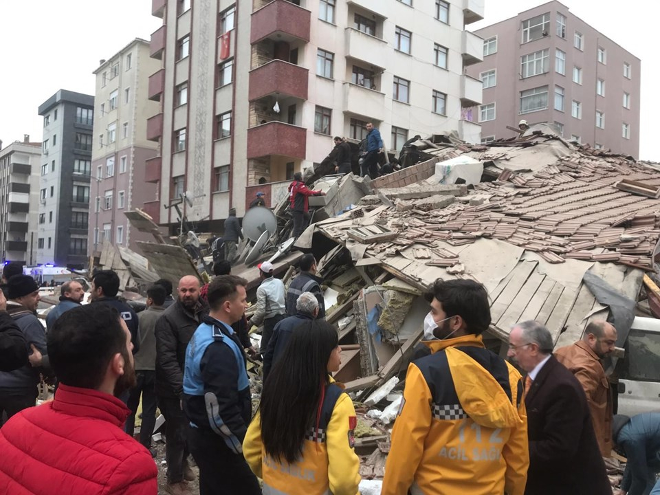Трагедията в Истанбул е огромна! Има жертва при взрива, десетки тела може да са под развалините (СНИМКИ/ВИДЕО)