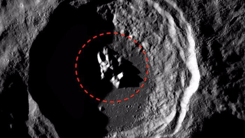 Странен обект в един от кратерите на Луната разбуни духовете в интернет (СНИМКА)