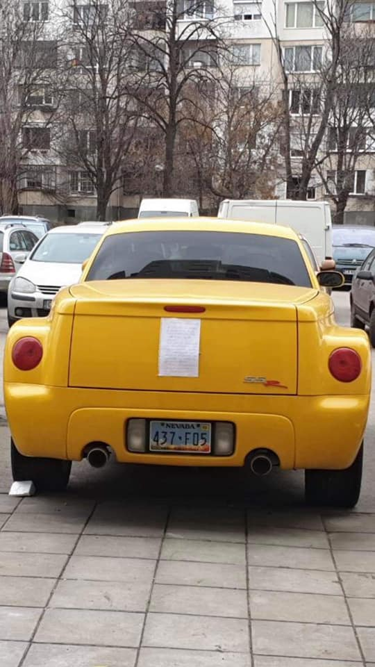 Селянин с тузарска кола в София получи невероятна бележка от вбесена столичанка (СНИМКИ)