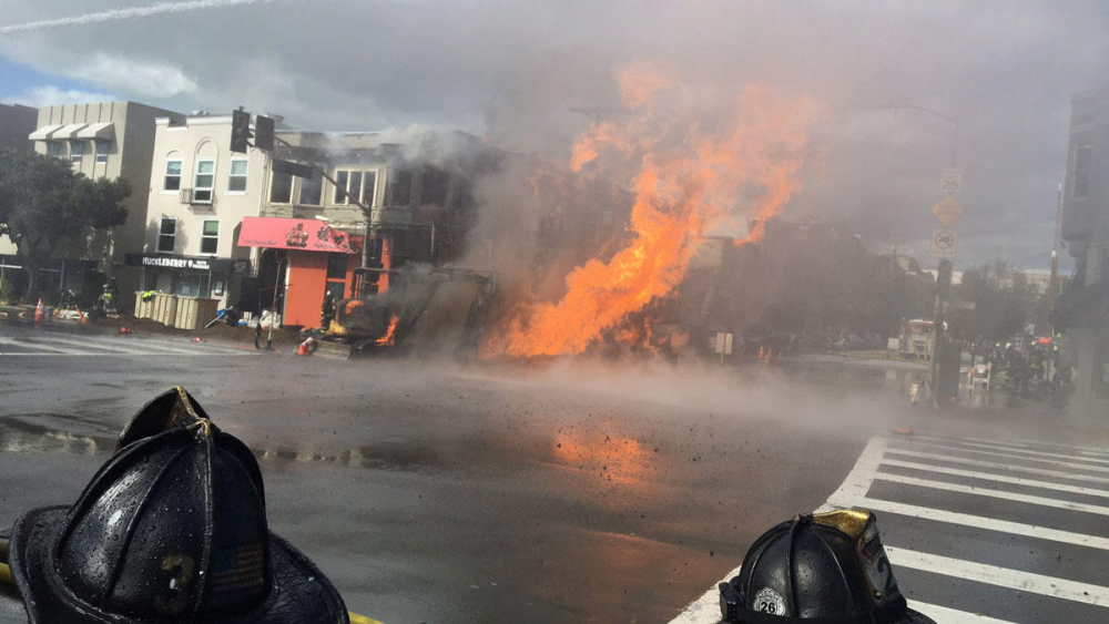 Извънредно! Взрив и голям пожар в Сан Франциско (СНИМКИ/ВИДЕО)