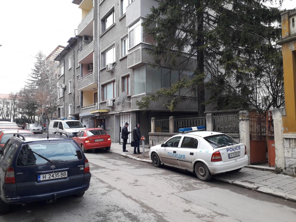 Трагедия: Откриха мъртво семейство в апартамент в Шумен (СНИМКИ)