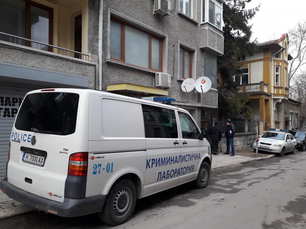 Трагедия: Откриха мъртво семейство в апартамент в Шумен (СНИМКИ)
