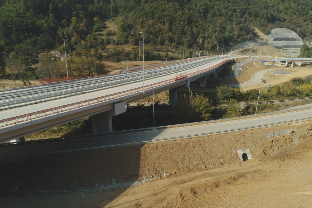 Трейс Груп изгражда най-трудния участък от ключова автомагистрала в Сърбия (СНИМКИ)