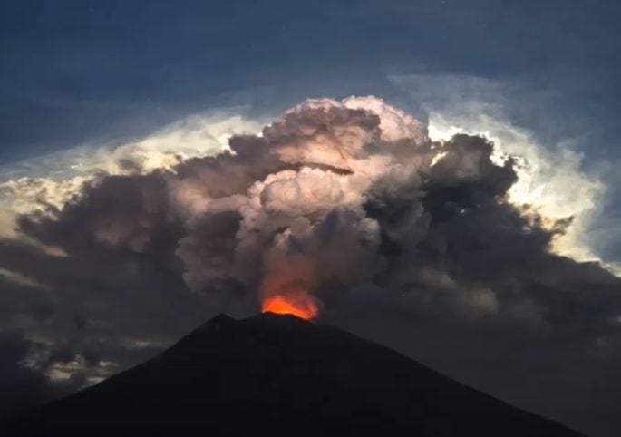 Огнена стихия: Два вулкана изригнаха в Индонезия (ВИДЕО)