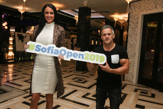 Шоу битка по въздушен хокей между посланиците на Sofia Open Рейчъл Стълман и Йордан Йовчев в хотел Marinela Sofia