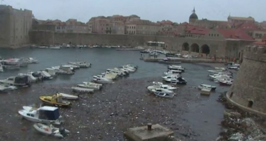 Хърватското крайбрежие е заринато с боклук