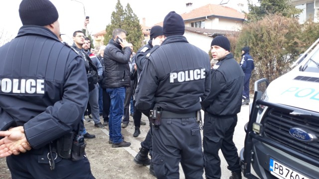 Във Войводиново пак ври и кипи! Циганите се върнаха в селото, плашат с война и протести (СНИМКИ)