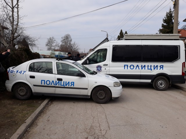 Във Войводиново пак ври и кипи! Циганите се върнаха в селото, плашат с война и протести (СНИМКИ)