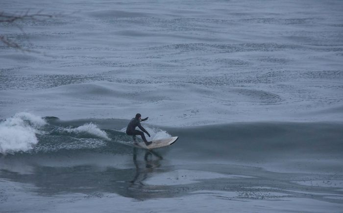 Американски сърфисти яхнаха вълните при –34°C и ето какво се случи (УНИКАЛНИ СНИМКИ)