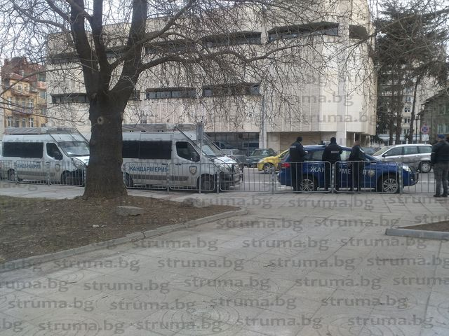 В Дупница пропищяха от акцията на жандармерията, гурбетчия възкликна в мрежата: Тук е страшно, що ли става!