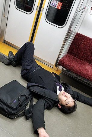 Да, наистина в Япония работят толкова много, че заспиват по улиците (СНИМКИ/ВИДЕО)