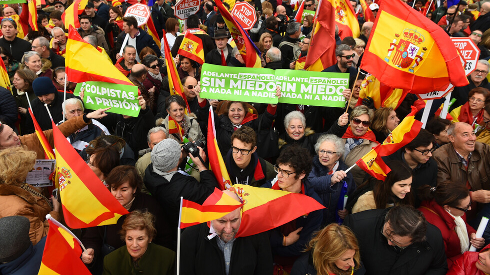 Хиляди недоволни испанци излязоха по улиците на Мадрид (СНИМКИ)