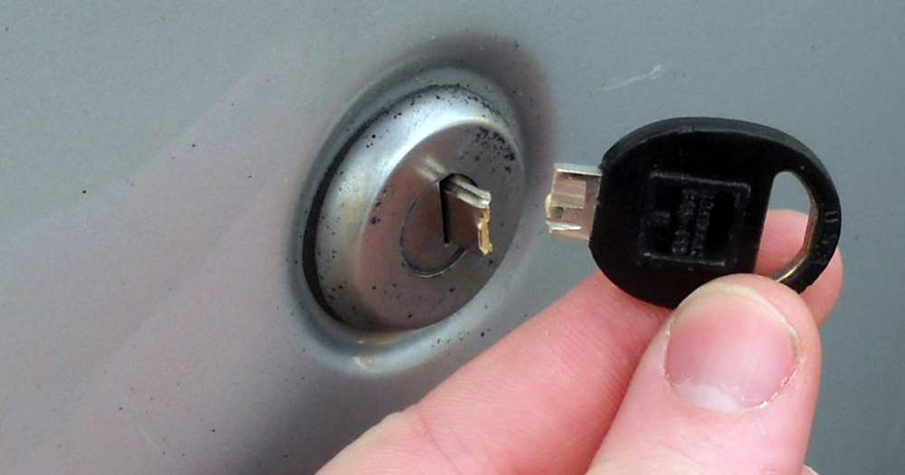 Три хитри начина за вадене на счупен ключ от ключалката на колата