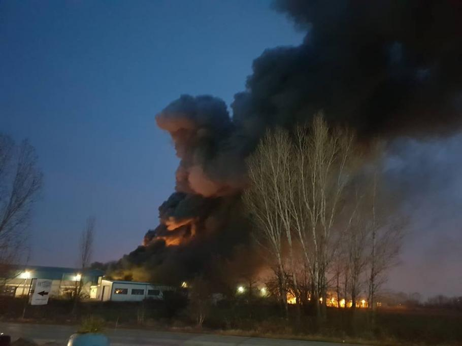 От последните минути: 14 екипа на пожарната се борят със страховит огнен ад във Войводиново