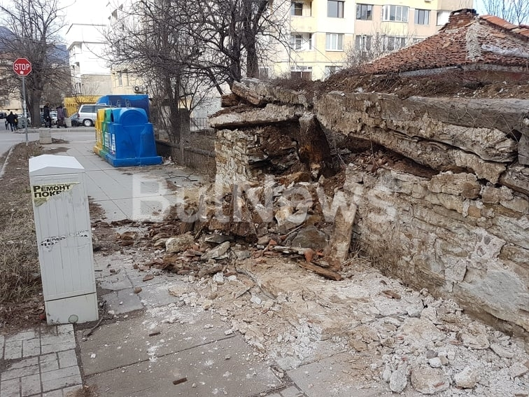 Къща се срути в центъра на Враца (СНИМКИ)