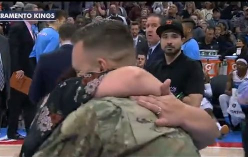 Емоционално ВИДЕО от срещата на войник с майка му просълзи мрежата
