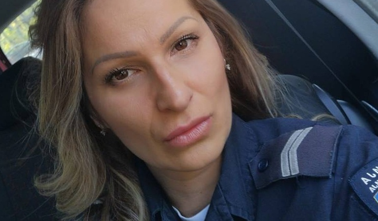 Смела и красива сръбска полицайка спаси момиче от лапите на чернокожи бежанци-изнасилвачи 