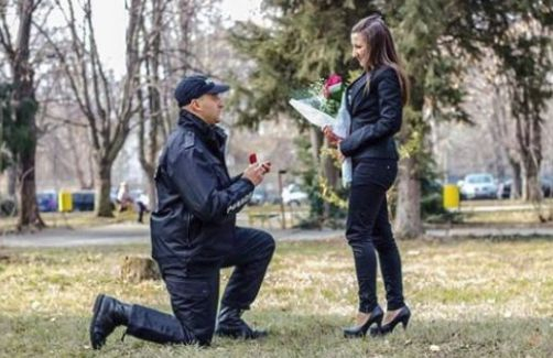 Разкритие на БЛИЦ! Ето кой е романтичният полицай, когото аплодира цяла България (СНИМКА)