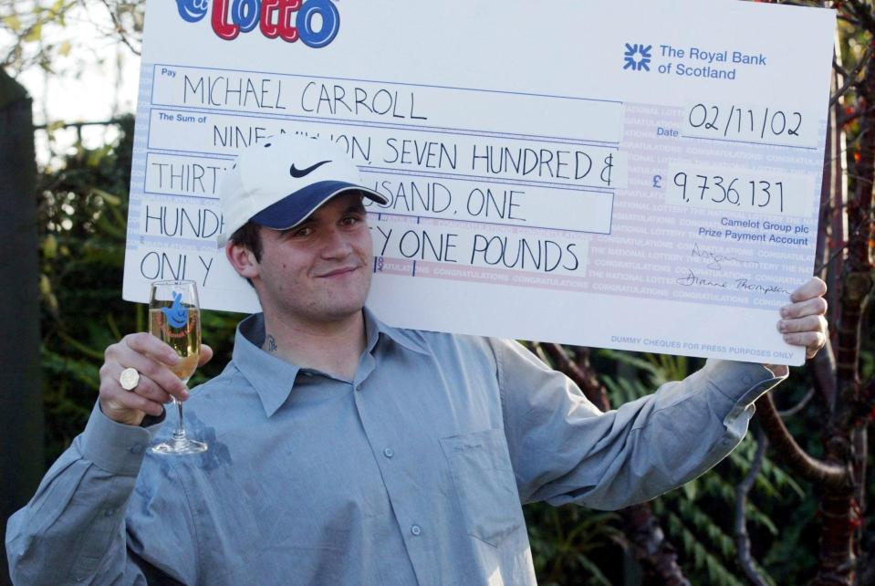 Млад шотландец профука 10 млн. от лотарията и сега блъска за 10 паунда на час (СНИМКИ)