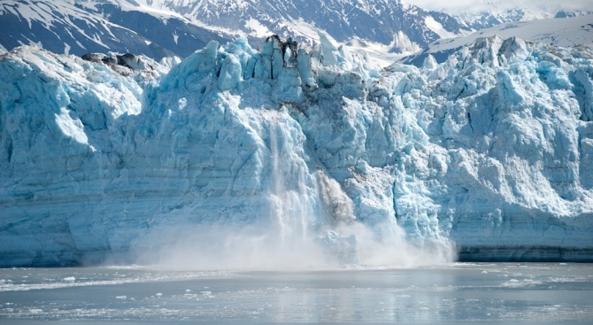 Учени: Стотици милиони хора са заплашени от по-бързото топене на ледниците