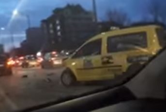 Първо в БЛИЦ! Адска катастрофа с такси в София (СНИМКИ/ВИДЕО)